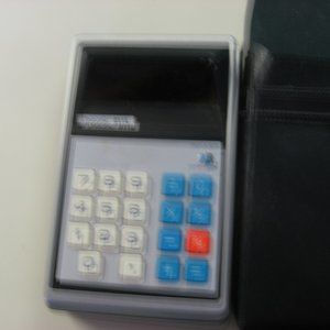 VINTAGE CALCULATOR   BATTERY OPERATED